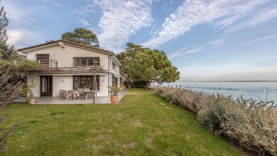 Maison première ligne avec accès plage et ponton privatif